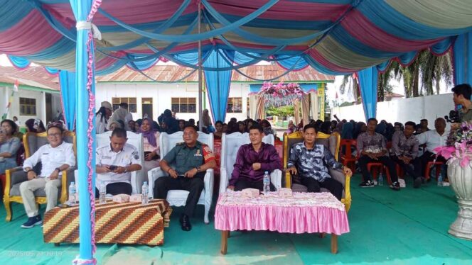 
					Babinsa Koramil 09/NL Peltu Muhammad Hakim mewakili Danramil 09/NL Kapten Cba P. Matondang, SH, MH, menghadiri acara pelepasan siswa kelas XII Angkatan XIII SMA Swasta HAS Sepakat yang digelar di Kelurahan Negeri Lama, Kecamatan Bilah Hilir, Kabupaten Labuhanbatu. Rabu (21/05/2025)