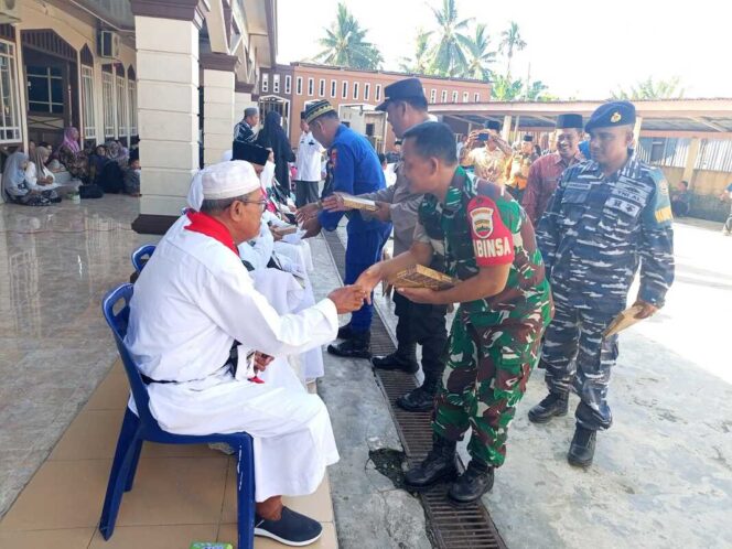 
					Babinsa Koramil 03/SB, menghadiri acara pelepasan keberangkatan calon Jamaah Haji Tahun 1446 H/2025 M Kecamatan Panai Hilir, yang dilaksanakan di Masjid Jami' Annur Kelurahan Sei Berombang, Kamis (22/05/2025).