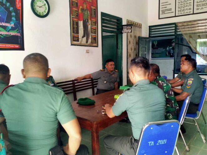 
					Danramil 12/LP Kapten Inf Jendakami Sembiring laksanakan Jam Komandan kepada seluruh personel Koramil 12/LP, Kamis (22/05/2025)