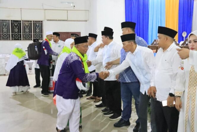 
					Komandan Kodim 0209/Labuhanbatu, Letkol Inf Yudy Ardiyan Saputro, S.I.P., menghadiri kegiatan pelepasan 360 calon jemaah haji Kloter 19 asal Kabupaten Labuhanbatu 
