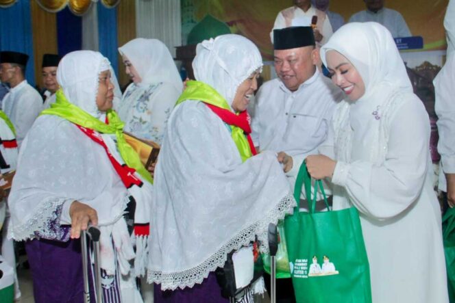 
					Bupati Labuhanbatu dr. Hj. Maya Hasmita dan Wakil Bupati H. Jamri, ST melepas keberangkatan 360 Calon Jemaah Haji Kloter 19 asal Kabupaten Labuhanbatu, Kamis (22/05/2025)