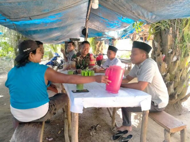 
					Babinsa Koramil 12/LP Kodim 0209/Labuhanbatu Serda Rico Wahyudi, melaksanakan kegiatan komunikasi sosial (komsos) dengan masyarakat di warung milik Arman Siregar Senin (26/05/2025)