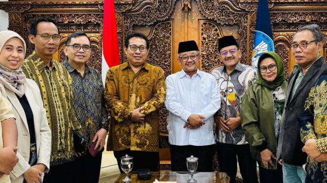 
					Ketua Umum SMSI Firdaus bersama pengurus, menggelar audensi dengan Menteri Pendidikan Dasar dan Menengah (Mendikdasmen) Republik Indonesia, Prof Dr H. Abdul Mu’ti MA, di Ruang Kerja Mendikdasmen, Jalan Jenderal Sudirman Senayan-Jakarta Pusat, pada kamis sore (26/05/2025)