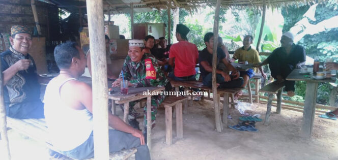 
					Babinsa Koramil 12/LP Serka Syahriun Rambe melaksanakan Komunikasi Sosial (Komsos) membahas persoalan keagamaan bersama masyarakat di Warung Imam Hanafi Siregar Dusun Sidonok Desa Ujung Gading Kecamatan Sungai Kanan Kabupaten Labuhanbatu Selatan, pada Senin (28/04/2025)