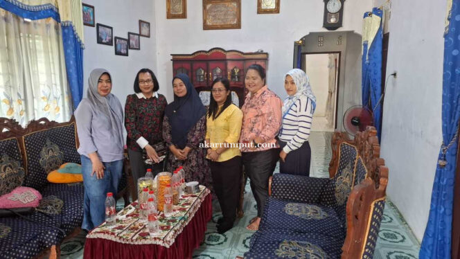 
					Ketua Persit Kartika Chandra Kirana Cabang XXXXVI Kodim 0209/LB, Ibu Nina Yudy Ardiyan Saputro, bersama rombongan dan di dampingi Babinsa Desa Perbaungan Pelda Fahrul Husain Rambe melaksanakan anjangsana ke kediaman almarhum Serka Doni Baslian di Desa Perbaungan Kecamatan Bilah Hulu Kabupaten Labuhanbatu, pada Senin (28/04/2025)