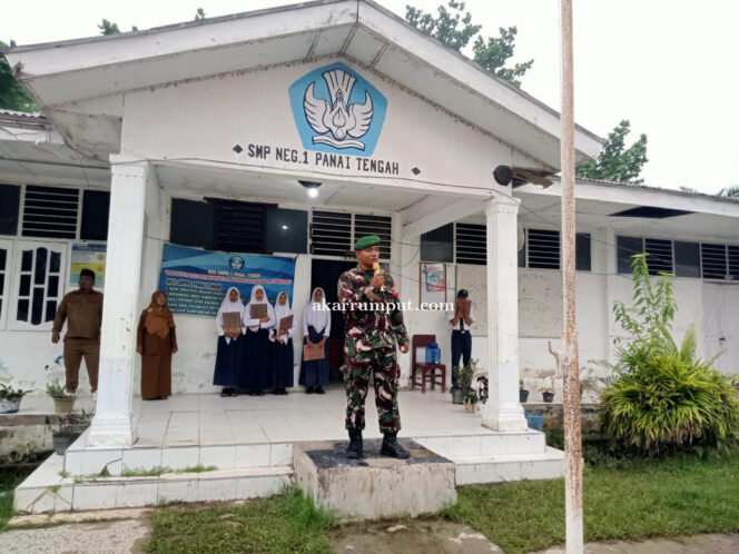 
					Babinsa Koramil 04/Labuhan Bilik Serma Chairul Anwar saat memberikan pesan dan arahan kepada Murid SMP Negeri 1 Panai Tengah