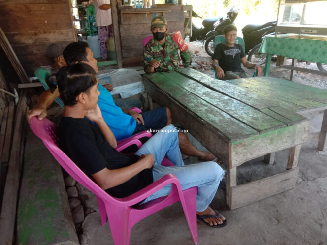 
					Babinsa Koramil 04/Labuhan Bilik Pelda Leo Budiman dan Bhabinkamtibmas A Sitepu melaksanakan Komunikasi Sosial (Komsos) bersama masyarakat dikantor Desa Sei Rakyat Kecamatan Panai Tengah Kabupaten Labuhanbatu, Senin (28/04/2025)