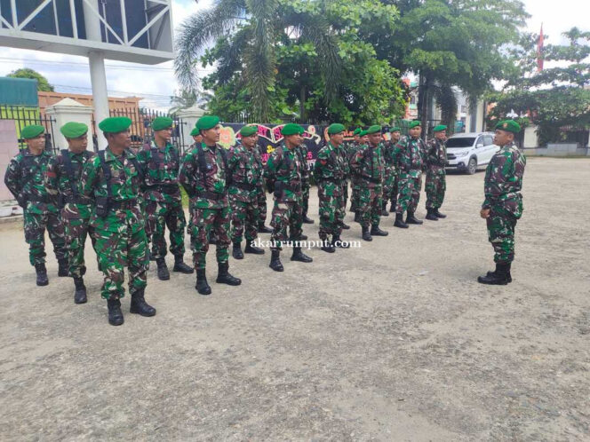 
					Danramil 12/Langga Payung, Kapten Inf J. Sembiring, memimpin langsung apel kesiapan personel yang digelar di halaman Lapangan SBBK, Kecamatan Kota Pinang, Kabupaten Labuhan Batu Selatan, pada Kamis (01/05/2025)