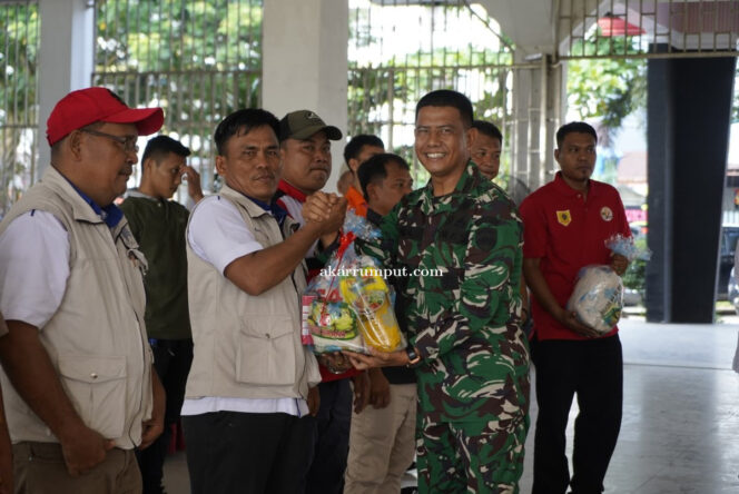 
					Danramil 11/KP Mayor Inf Hendra Gunawan hadiri peringatan Hari Buruh Internasional 2025 serukan komitmen bersama untuk kesejahteraan pekerja di lapangan SBBK Kota Pinang Kecamatan Kota Pinang Kabupaten Labuhanbatu Selatan, pada Kamis (01/05/2025)