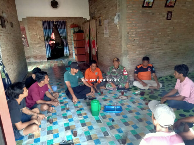 
					Babinsa Koramil 04/Labuhan Bilik Sertu Maulana Chalik  melaksanakan Pertemuan Musyawarah di rumah Kadus  yang berada di Dusun 5 Mayor Desa Sei Siarti Kecamatan Panai Tengah Kabupaten Labuhanbatu,  pada  Senin  (05/05/2025)