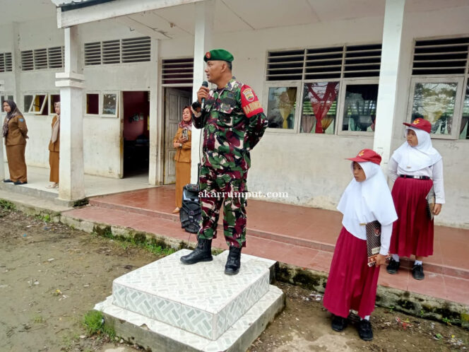 
					Babinsa Koramil 04/Labuhanbilik Serma Chairul Anwar  melaksanakan pembinaan wilayah dengan menjadi Pembina upacara bendera di SDN  03 Panai Tengah bertempat di Halaman Sekolah di Jalan H. Agus Salim Kelurahan Labuhanbilik Kecamatan Panai Tengah Kabupaten Labuhanbatu, Senin (05/05 2025)