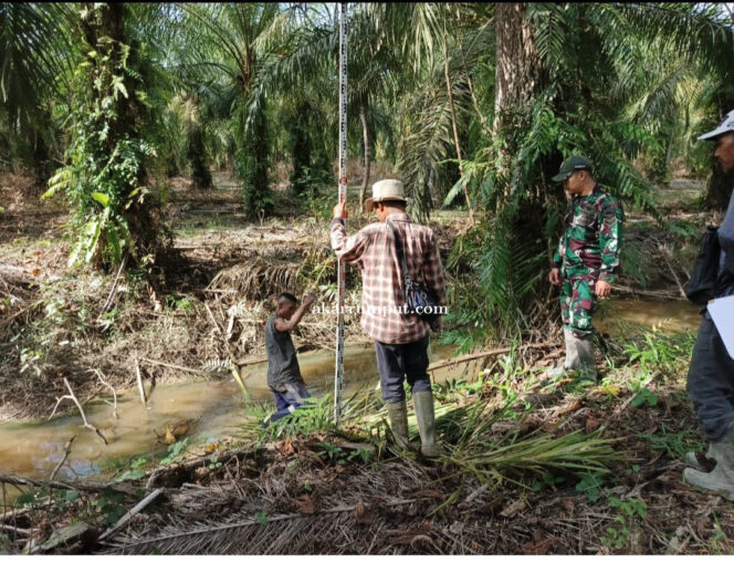 
					Babinsa Koramil 04/LB Sertu Abdul Halim Siregar bersama perangkat Desa dan Kelompok Tani setempat meninjau lahan persawahan dan mengevaluasi fasilitas irigasi di Dusun I Desa Bagan Bilah Kecamatan Panai Tengah Kabupaten Labuhanbatu, Senin (05/05/2025)