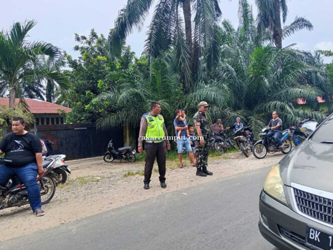 
					Babinsa Koramil 12/LP Kodim 0209/Labuhanbatu Koptu Salo Bintara Simatupang, turut serta membantu proses evakuasi korban kecelakaan tunggal yang terjadi di Jalan Lintas Sumatera, tepatnya di Dusun Karang Sari, Desa Sabungan, Kecamatan Sungai Kanan Kabupaten Labuhanbatu Selatan, pada Senin pagi (05/05/2025)
