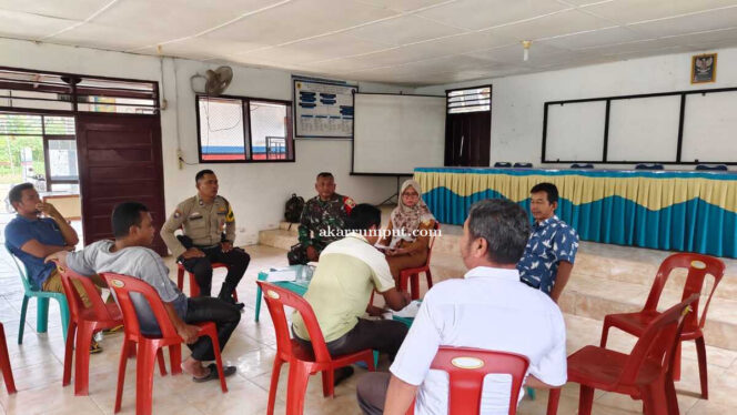 
					 Babinsa Koramil 11/KP Serka Syahrijal Efendi bersama Bhabinkamtibmas Polsek Silangkitang melaksanakan Komunikasi Sosial dengan Aparatur Desa di Desa Mampang Kecamatan Kotapinang Kabupaten Labuhanbatu Selatan, pada (05/05/2025)