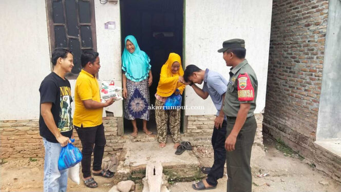 
					Babinsa Koramil 09/Negeri Lama Desa Sei Kasih Sertu Muhammad Ridwan bersama anak-anak remaja di Desa binaannya membantu pembagian sembako secara gratis kepada warga yang kurang mampu, Selasa (06/05/2025)
