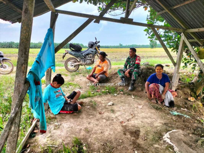 
					Babinsa Koramil 03/SB Babinsa Serda Juster Sitohang melaksanakan kegiatan komunikasi sosial (komsos) bersama warga binaannya di Kelurahan Sei Pegantungan Kecamatan Panai Hilir Kabupaten Labuhanbatu, pada Selasa (06/05/2025)