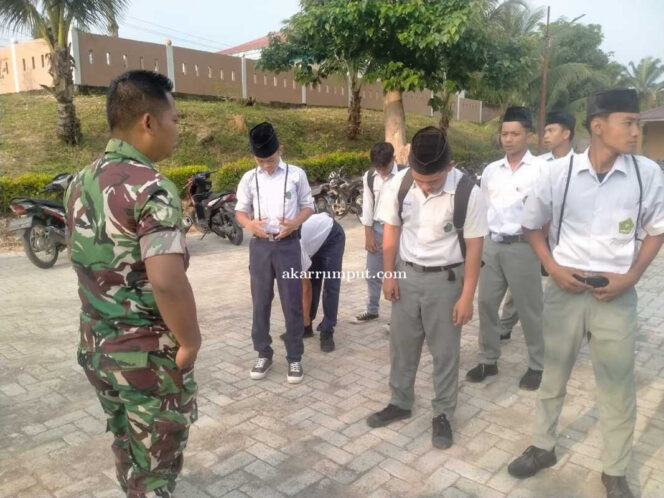 
					Babinsa Koramil 12/LP Serda Rico Wahyudi, memberikan arahan serta hukuman disiplin kepada para siswa Pondok Pesantren Tahfiz Darul Fallah Indonesia yang terlambat hadir ke sekolah, Selasa (06/05/2025)