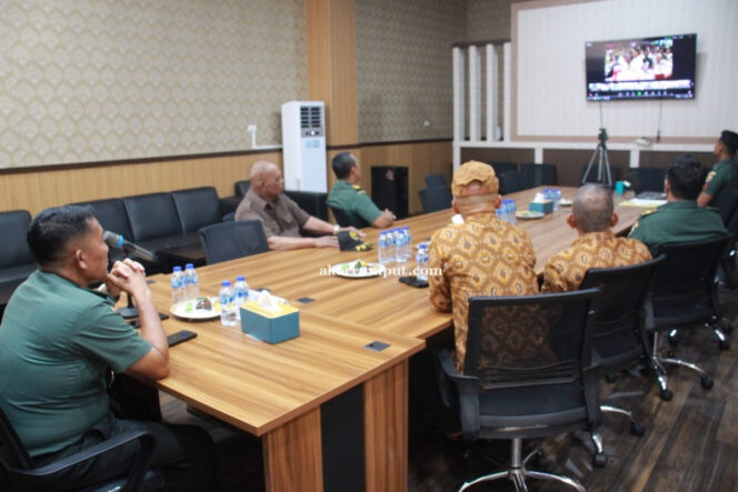 
					Kasdim 0209/Labuhanbatu Mayor Inf SH Tanjung mengikuti acara Halalbihalal Presiden Republik Indonesia Prabowo Subianto bersama purnawirawan TNI-Polri yang dilaksanakan secara virtual melalui Zoom Meeting. Kegiatan ini berlangsung di Ruang Puskodal Makodim 0209/Labuhanbatu, Selasa (06/05/2025)