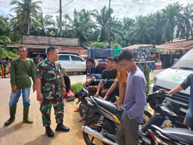 
					Babinsa Koramil 12/LP Kodim 0209/Labuhanbatu Sertu Datuk Andi Irwansyah, memberikan penyuluhan dan nasihat kepada para anak muda terkait bahaya dan dampak negatif dari kecanduan judi online, khususnya judi slot. Yang Berlokasi di Pekan Desa Sampean Kecamatan sungai kanan Kabupaten Labuhanbatu Selatan,  pada hari Rabu (07/05/2025)