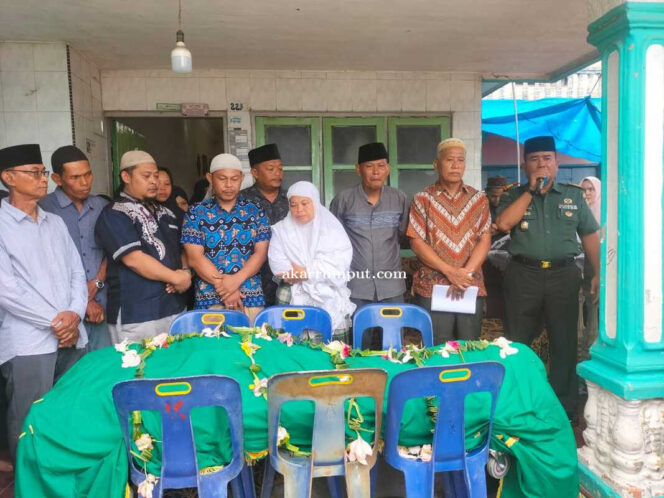 
					Danramil 09/NL Kapten Cba P. Matondang, SH, MH., bersama enam orang anggota, melayat ke rumah duka orang tua dari salah satu anggotanya, Serka Dedi Sutriadi, yang bertugas sebagai Babinsa Koramil 09/NL, Kodim 0209/LB, Yang dilaksanakan di kediaman almarhumah yang beralamat di Jalan Torpis Atas, Rantauprapat, Kabupaten Labuhanbatu. Rabu (07/05/2025)