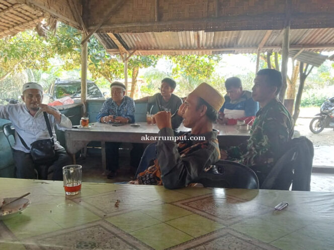 
					Babinsa Koramil 12/LP Kodim 0209/Labuhanbatu Serma Darwis Siregar, melaksanakan kegiatan Komunikasi Sosial (Komsos) bersama warga di Warung Arif Dasopang, yang berlokasi di Dusun Bandar Palas, Desa Ujung Gading, Kecamatan Sungai Kanan, Kabupaten Labuhanbatu Selatan, pada Kamis (08/05/2025)