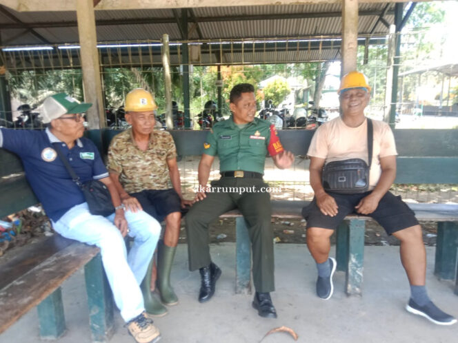 
					Babinsa Koramil 09/NL Kodim 0209/Labuhanbatu, Sertu Suhendri melaksanakan kegiatan Komunikasi Sosial (Komsos) bersama karyawan PT. Pangkatan Indonesia di Desa Perkebunan Pangkatan, Kecamatan Pangkatan, Kabupaten Labuhanbatu, Kamis kemarin (08/05/2025)