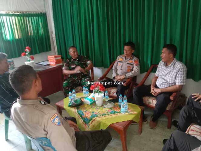 
					Danramil 06/MB Mayor Inf Kurniawan Edi Saputra saat menerima kedatangan silaturahmi Kapolsek Marbau yang baru di kantor Koramil 06/MB Kecamatan Marbau Kabupaten Labuhanbatu Utara, Kamis (08/05/2025)