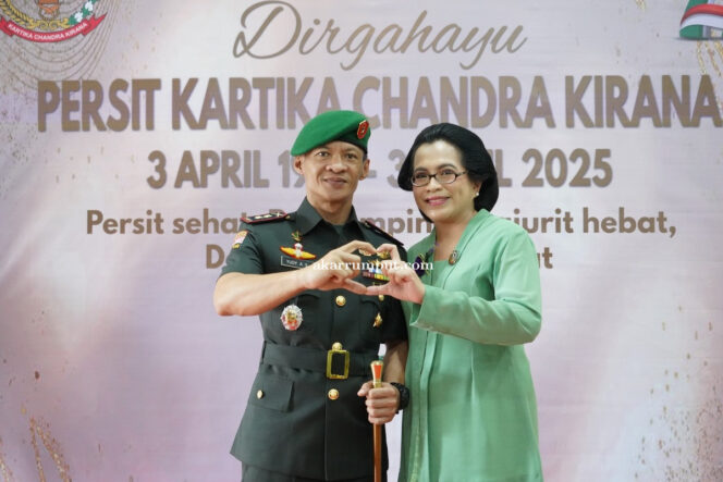 
					Dandim 0209/LB Letkol Inf Yudy Ardiyan Saputro, S.I.P., bersama Ketua Persit Kartika Chandra Kirana Cabang XXXVI Dim 0209 Koorcab Rem 022 PD I/BB Ny. Nina Yudy Ardiyan Saputro