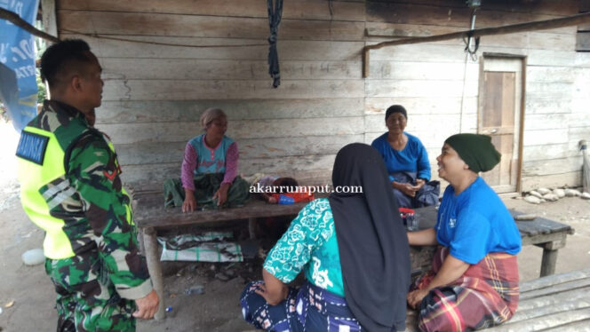 
					Babinsa Koramil 12/LP Kodim 0209/Labuhanbatu Koptu Antono, melaksanakan kegiatan penyuluhan imunisasi kepada para ibu-ibu di Dusun Rantau Cempedak, Desa Huta Godang, Kecamatan Sungai Kanan, Kabupaten Labuhanbatu Selatan, pada Jumat (09/05/2025)
