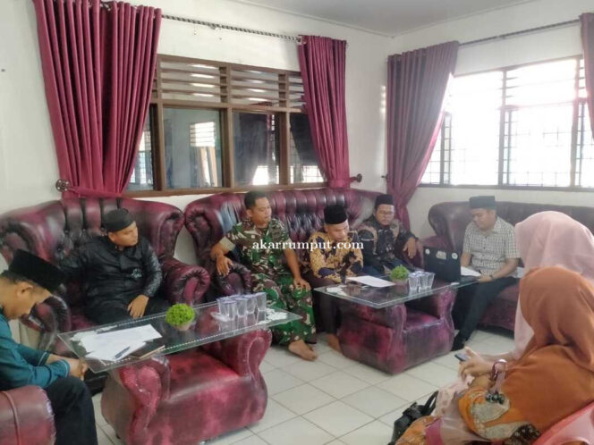 
					Babinsa Koramil 12/LP Kodim 0209/Labuhanbatu Serda Rico Wahyudi menghadiri undangan rapat evaluasi bulanan yang digelar oleh Pondok Pesantren Tahfiz Darul Fallah Indonesia. Kegiatan ini berlangsung di lingkungan Martopotan, Kelurahan Langga Payung, Kecamatan Sungai Kanan, Kabupaten Labuhan Batu Selatan, pada Sabtu kemarin, (10/05/2025)