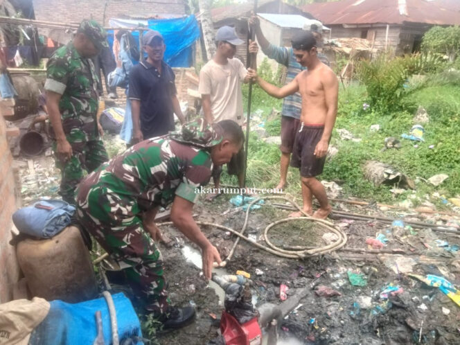 
					Babinsa Serka Suritno Bersama Warga Gotong Royong Buat Sumur Bor di Kelurahan Sei Berombang