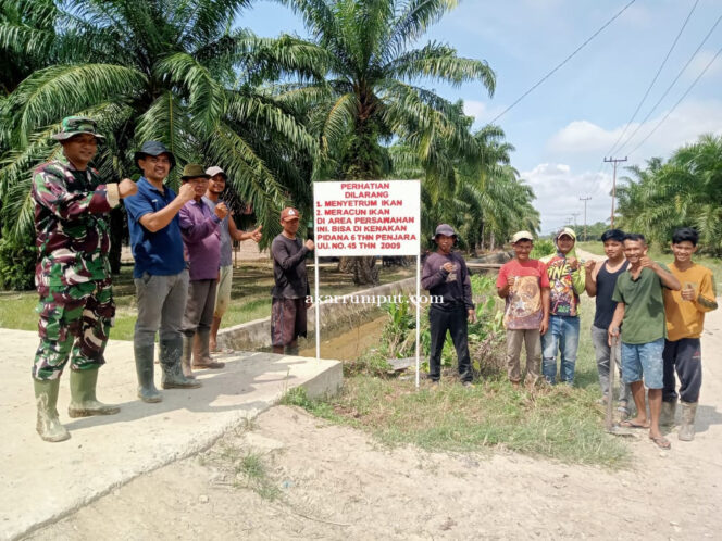 
					Babinsa Koramil 04/LB Kodim 0209/Labuhanbatu Serma Chairul Anwar untuk Desa Sei Nahodaris melaksanakan Minggu Bakti Gotong royong membuat Gorong-gorong di lahan pertanian Desa di Dusun 2 Desa Sei Nahodaris Kecamatan Panai Tengah Labuhanbatu, Minggu (11/05/2025)