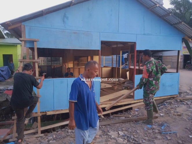 
					Babinsa Koramil 04/Labuhan Bilik Kodim 0209/Labuhanbatu Sertu Tumpak Tampubolon Babinsa Sei Plancang melaksanakan gotong- royong bangun rumah warga Desa Sei Plancang, Kecamatan Panai Tengah, Kabupaten labuhanbatu, Senin kemarin (12/05/2025)