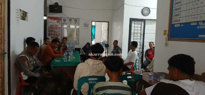 
					Koramil 04/Labuhanbilik Kodim 0209/Labuhanbatu Kopda Surya Alwin Siregar Babinsa Desa Pasar Tiga menghadiri undangan rapat tentang keresahan masyarakat terkait pencurian Kelapa Sawit di Kantor Kapala Desa Pasar Tiga Kecamatan Panai Tengah Kabupaten Labuhanbatu, Selasa (13/05/2025)