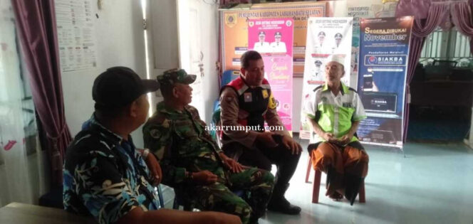 
					Babinsa Koramil 12/LP Kodim 0209/Labuhanbatu Serka Syariun Rambe,  melaksanakan kegiatan silaturahmi dengan aparatur Desa Ujung Gading, berlokasi di Kantor Desa Batang Nadenggan Kecamatan Sungai Kanan, Kabupaten Labuhanbatu Selatan, pada Rabu (14/05/2025)