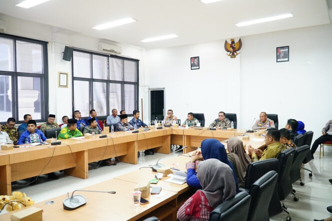 
					Bupati Labuhanbatu, dr Hj. Maya Hasmita Sp.OG M.KM, diwakili Sekretaris Daerah Kabupaten (Sekdakab) Labuhanbatu, Ir. Hasan Heri Rambe, memimpin rapat persiapan pemberangkatan jamaah calon haji di Ruang Rapat Bupati Labuhanbatu, Kelurahan Ujung Bandar, Kecamatan Rantau Selatan, Kamis (15/05/2025)