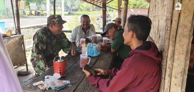 
					Babinsa Koramil 05/BD Doni Afriko melaksanakan Komsos di Warung Ibu Lastri di Desa Simonis Kecamatan Aek Natas Kabupaten Labuhanbatu Utara, Jumat (30/05/2025)