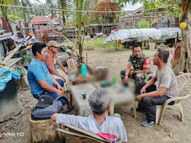 
					Babinsa Koramil 09/Negeri Lama Kodim 0209/Labuhanbatu Pelda Muhammad Hakim, melaksanakan kegiatan komunikasi sosial (Komsos) bersama mitra karib di Gang Amalia Lingkungan Pirbun Kelurahan Negeri Lama Kecamatan Bilah Hilir Kabupaten Labuhanbatu, Sabtu (31/05/2025)