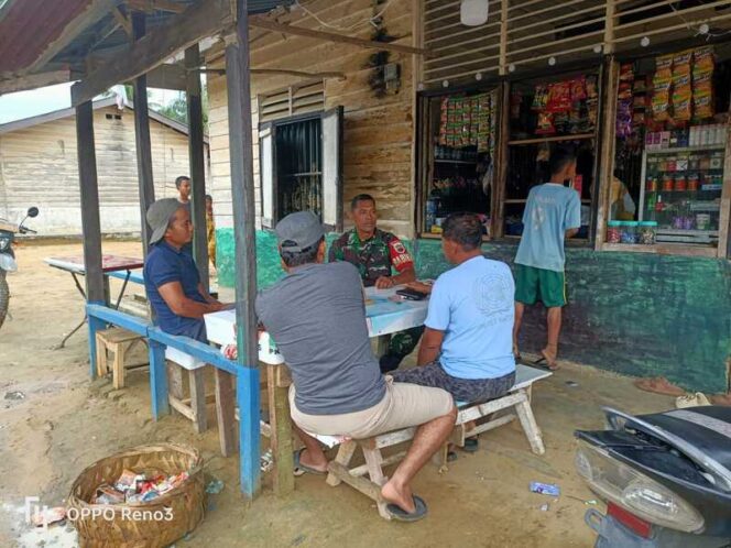 
					Babinsa Koramil 11/KP Sertu Muhammad Syafi'i Siregar Komsos di Warung Sri Handayani Dusun Pondok 2 Desa Perkebunan Nagodang Kecamatan Kotapinang Kabupaten Labuhanbatu Selatan, (01/06/2025)
