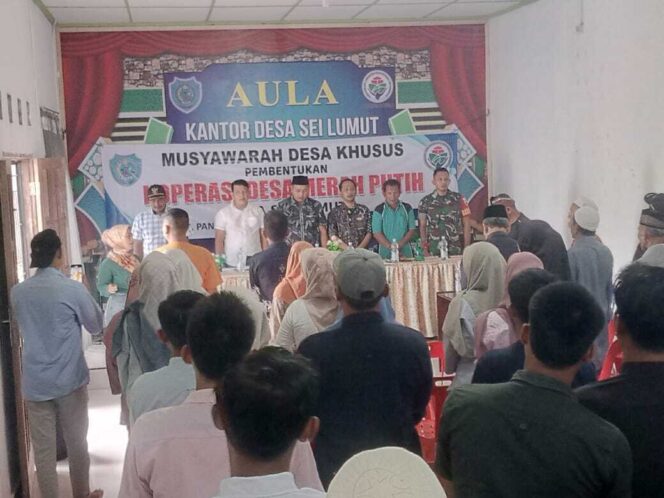 
					Babinsa Koramil 03/Sei Berombang Serda Mesyanto menghadiri undangan musyawarah pembentukan Koperasi Merah Putih di Aula Kantor Kepala Desa Sei Lumut Kecamatan Panai Hilir Sabtu (31/05/2025)