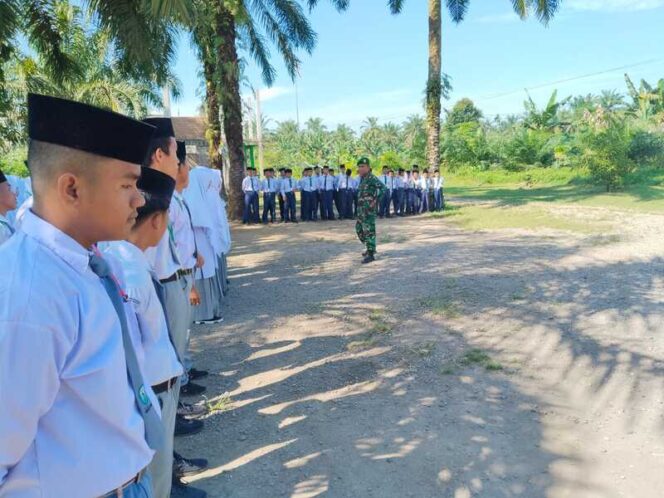 
					Bati tuud Koramil 07/AKB  dan Babinsa Koramil 07/AKB Kodim 0209/LB hadir untuk mendampingi dan membimbing siswa-siswi dalam latihan baris berbaris dan wawasan  kebangsaan di sekolah Pondok pesantren Darul Ma'arif Desa Pulo Jantan Kecamatan NA IX-X, Kabupaten Labuhanbatu Utara, Senin  (02/06/2025)