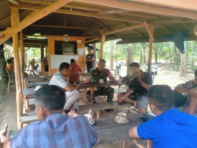 
					Babinsa Koramil 12/LP Kodim 0209/Labuhanbatu Serda Rico Wahyudi, melaksanakan komunikasi sosial (komsos) di Warung milik Ucok Hasibuan Minggu (01/06/2025)