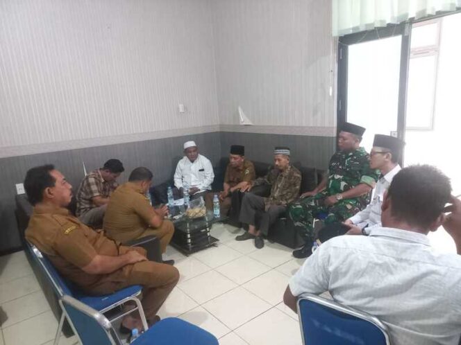 
					Rapat Koordinasi Pelaksanaan Sholat Idul Adha 1446 H serta pembentukan petugas Imam dan Khatib, termasuk pengamanan malam takbiran dalam rangka Hari Raya Idul Adha. Rapat ini dilaksanakan di ruang kantor Sekcam Kecamatan Sungai Kanan, Kabupaten Labuhanbatu Selatan, Selasa (03/06/2025)
