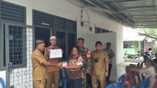 
					Babinsa Koramil 05/BD Kodim 0209/LB Serda Nurdiansyah melaksanakan pendampingan penyaluran  BLT DD dari Bulan Januari - Mei 2025 di Halaman Kantor Desa Perkebunan Halimbe  Kecamatan Aek Natas Kabupaten Labuhanbatu Utara, Selasa (03/06/2025)