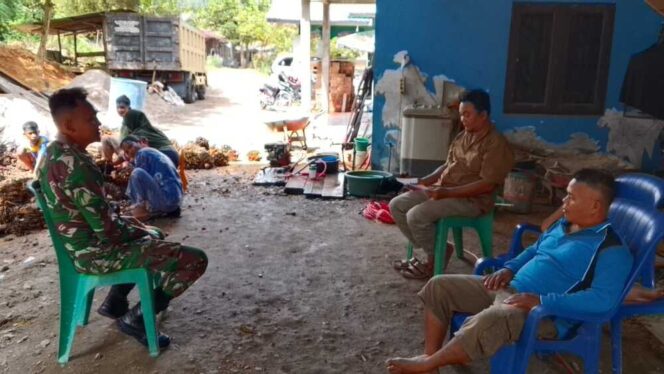 
					Babinsa Koramil 05/BD Kodim 0209/LB Kopda Pariadi melaksanakan Komsos di Desa Rombisan Kecamatan Aek Natas Kabupaten Labuhanbatu Utara, Rabu (04/06/2025)