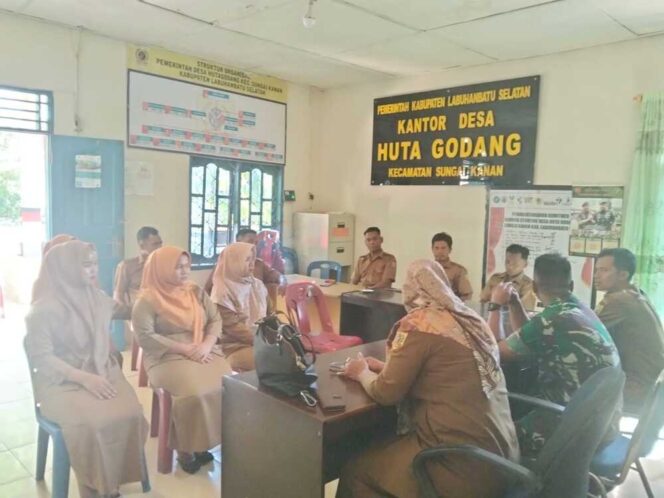 
					Koptu Antono selaku Babinsa Koramil 12/LP Kodim 0209/Labuhanbatu, menghadiri undangan rapat pembentukan Koperasi Merah Putih yang dilaksanakan di Kantor Desa Huta Godang Kecamatan Sungai Kanan Kabupaten Labuhanbatu Selatan, Rabu (04/06/2025)