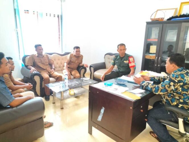 
					Babinsa Koramil 09/NL Serda Dedi Irama melaksanakan kegiatan Komunikasi Sosial (Komsos) bersama Kepala Desa Tanjung Harapan Rustam Efendi Ritonga serta perangkat desa di Kantor Desa Tanjung Harapan Kecamatan Pangkatan Kabupaten Labuhanbatu, Rabu (04/06/2025)