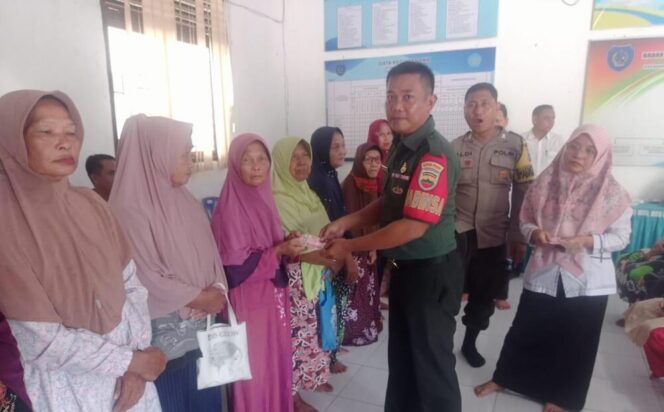 
					Babinsa Koramil 09/NL Labuhanbatu Serda Agusdin Nasution dalam kegiatan pendampingan penyaluran Bantuan Langsung Tunai Dana Desa (BLT-DD) kepada warga Desa Sidorukun Rabu (04/06/2025)