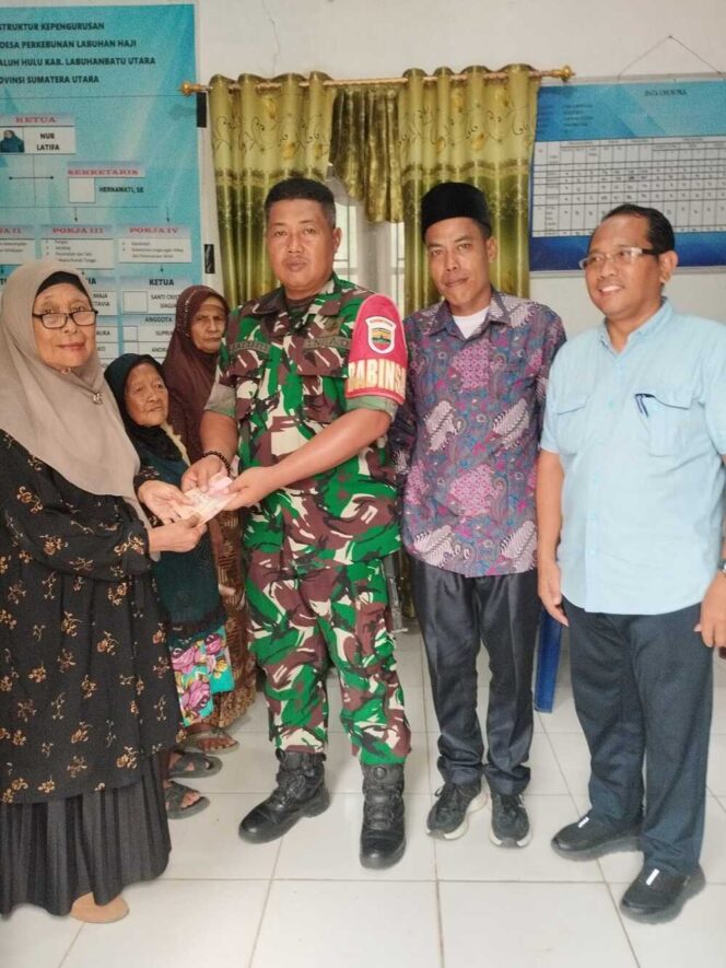 
					Babinsa Koramil 01/AK Serda Saluri ikut dalam pendampingan Bantuan Langsung Tunai Dana Desa (BLT DD), Kamis (05/06/2025)