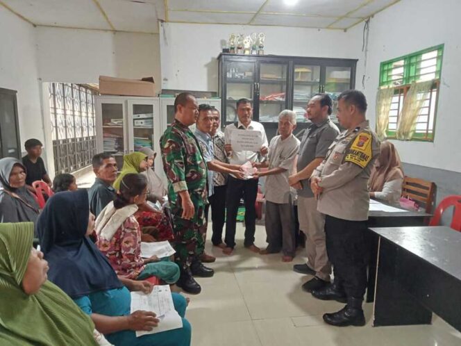 
					Babinsa koramil 05/BD Serda Pujianto menghadiri sekaligus monitoring pembagian Bantuan Langsung Tunai Dana Desa (BLT-DD) periode Bulan Januari - Juni 2025 di Balai Desa Adian Torop 